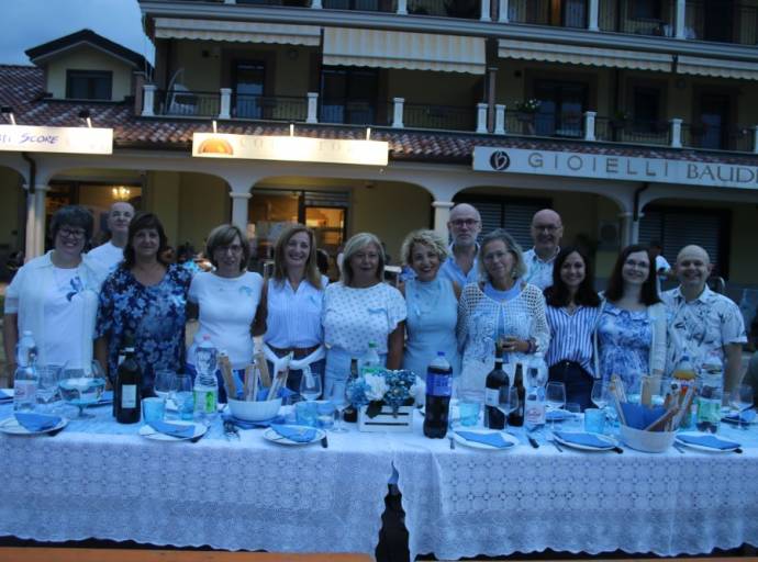 Una tavolata in piazza per ritrovarsi: torna la 'Cena in Bianco e Azzurro' tra musica, convivialità e riflessioni sulla pace